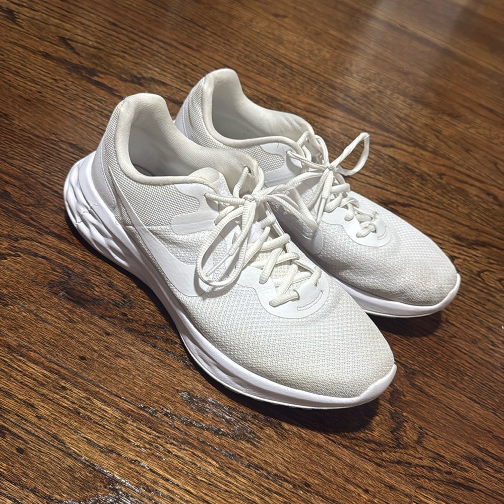 White Nike men’s shoes is great condi